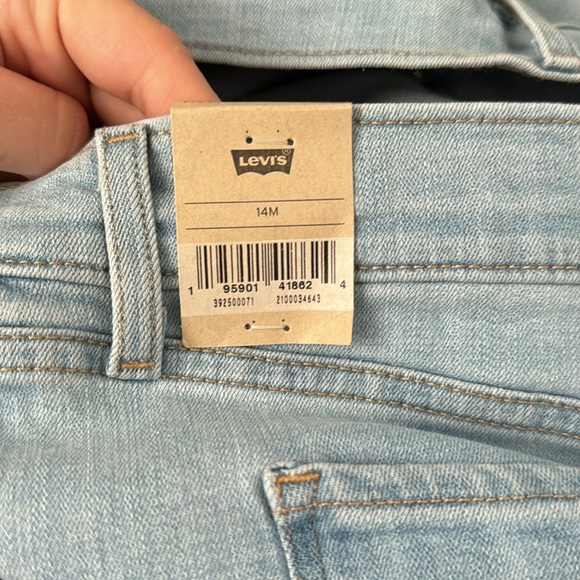 Women's Levi's® Classic Straight-Leg Light Wash Jeans - Picture 9 of 15